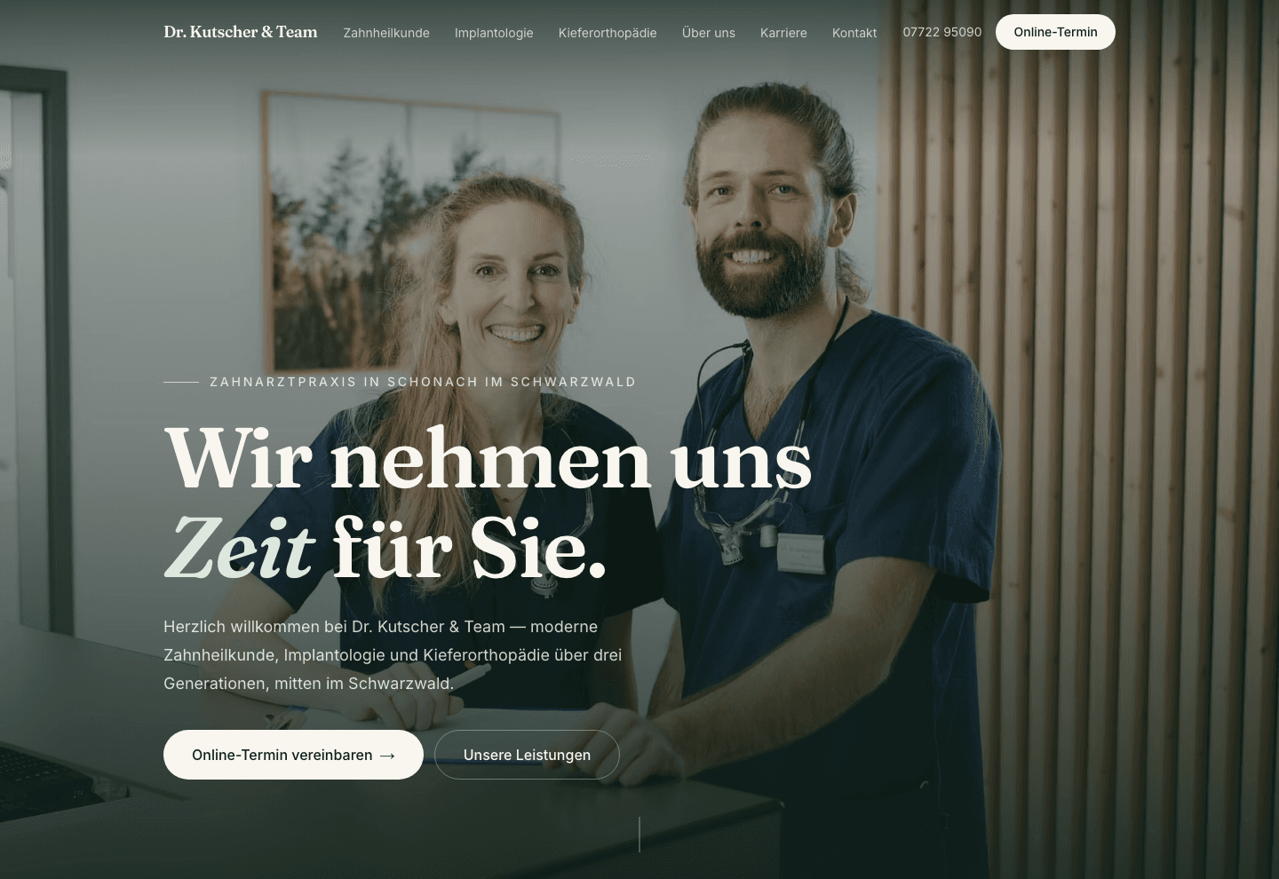Startseite der Zahnarztpraxis Dr. Kutscher & Team: Serifen-Headline auf cremefarbenem Grund